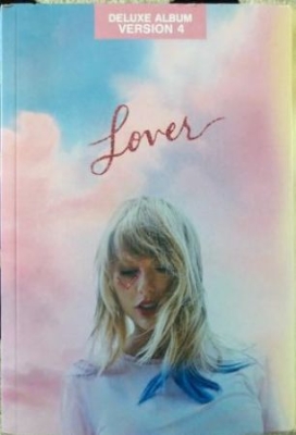 Taylor Swift - Lover (Deluxe Journal Version 4) in the group CD / Pop-Rock at Bengans Skivbutik AB (3750191)