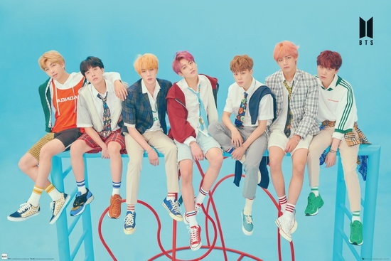 BTS - Group Blue Poster 91,5x61 in the group MERCHANDISE / Poster / Pop-Rock at Bengans Skivbutik AB (3790838)