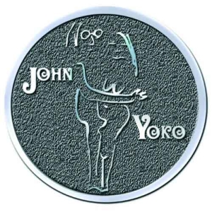 John Lennon - John & Yoko Embrace Hichrome Pin Badge in the group MERCHANDISE at Bengans Skivbutik AB (5537328)