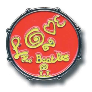 The Beatles - Drum Love Logo Pin Badge in the group MERCHANDISE / Merch / Pop-Rock at Bengans Skivbutik AB (5537429)