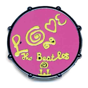 The Beatles - Drum Love Logo Pink Pin Badge in the group MERCHANDISE / Pin-Button Badge / Pop-Rock at Bengans Skivbutik AB (5537431)