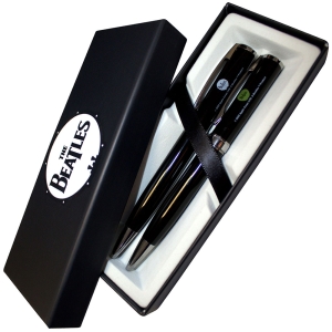 Beatles - Drum & Apple Logos Brass Ball Pen Set in the group MERCHANDISE / Merch / Pop-Rock at Bengans Skivbutik AB (5637806)