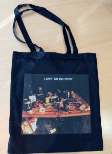 Nationalteatern - Livet Är En Fest (Totebag-Black) in the group MERCHANDISE / Merch / Nyheter / Pop-Rock at Bengans Skivbutik AB (5650680)