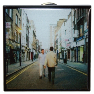 Oasis - What's The Story Colour Album Pin Badge in the group MERCHANDISE / Pin-Button Badge /  /  at Bengans Skivbutik AB (5668620)