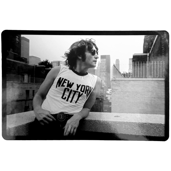 John Lennon - Leaning Sticker in the group MERCHANDISE / Merch / Kommande / Pop-Rock at Bengans Skivbutik AB (5680961)